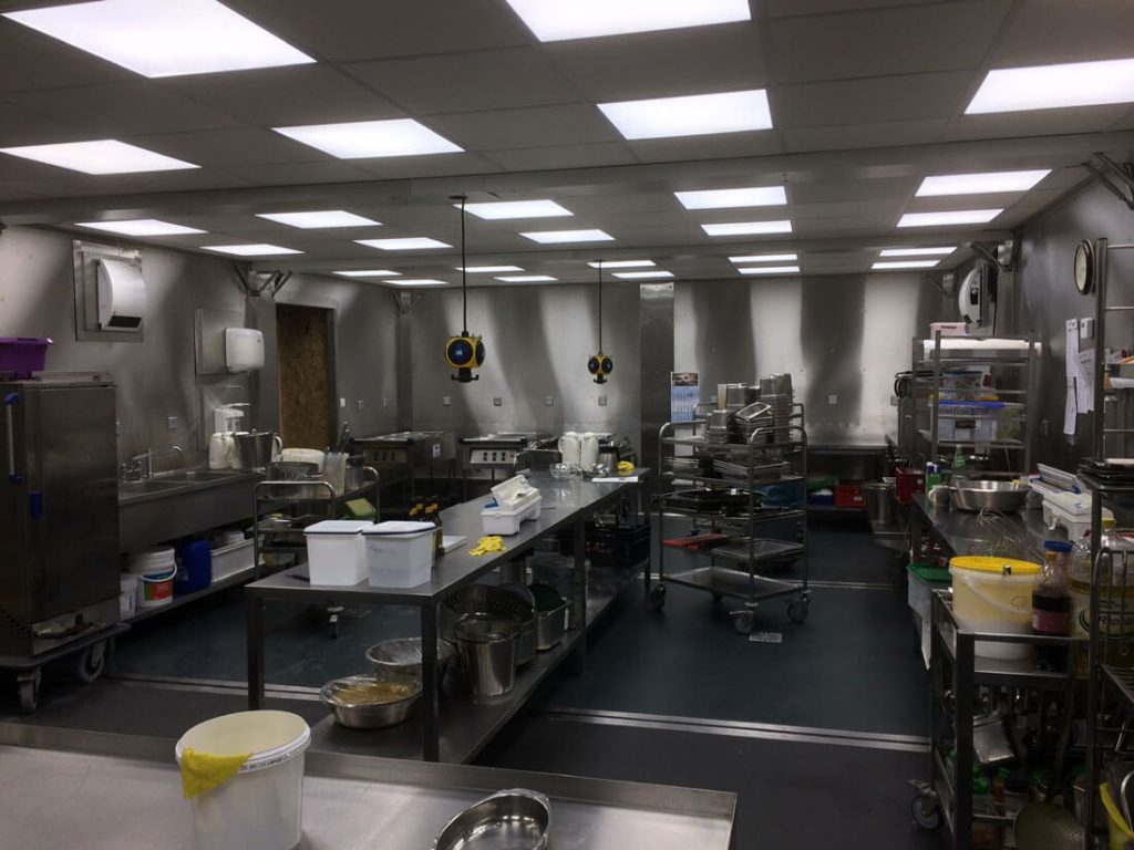 Keulen_tijdelijke spoelkeuken binnenzijde